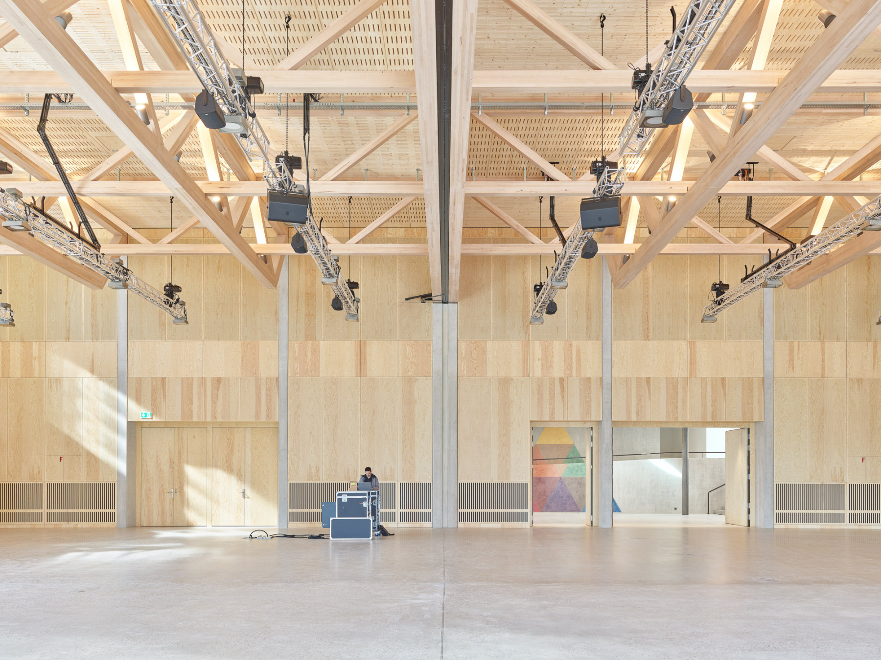 Das Dach der Eventhalle, in Holzbauweise, wird von rund 28 Meter langen Schweizer Stabbuchenfachwerken überspannt.