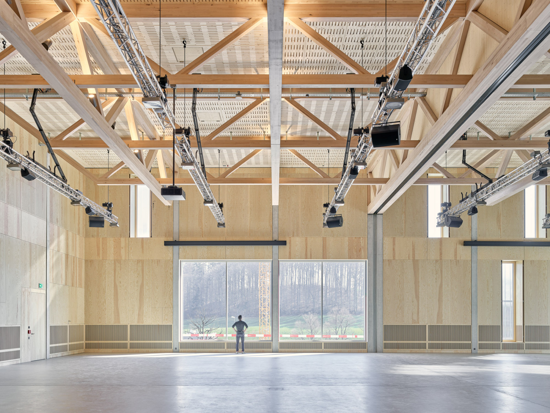 Eventhalle mit grosszügigen Fenstern, die einen wunderbaren Ausblick in die umliegende Hügellandschaft ermöglichen.