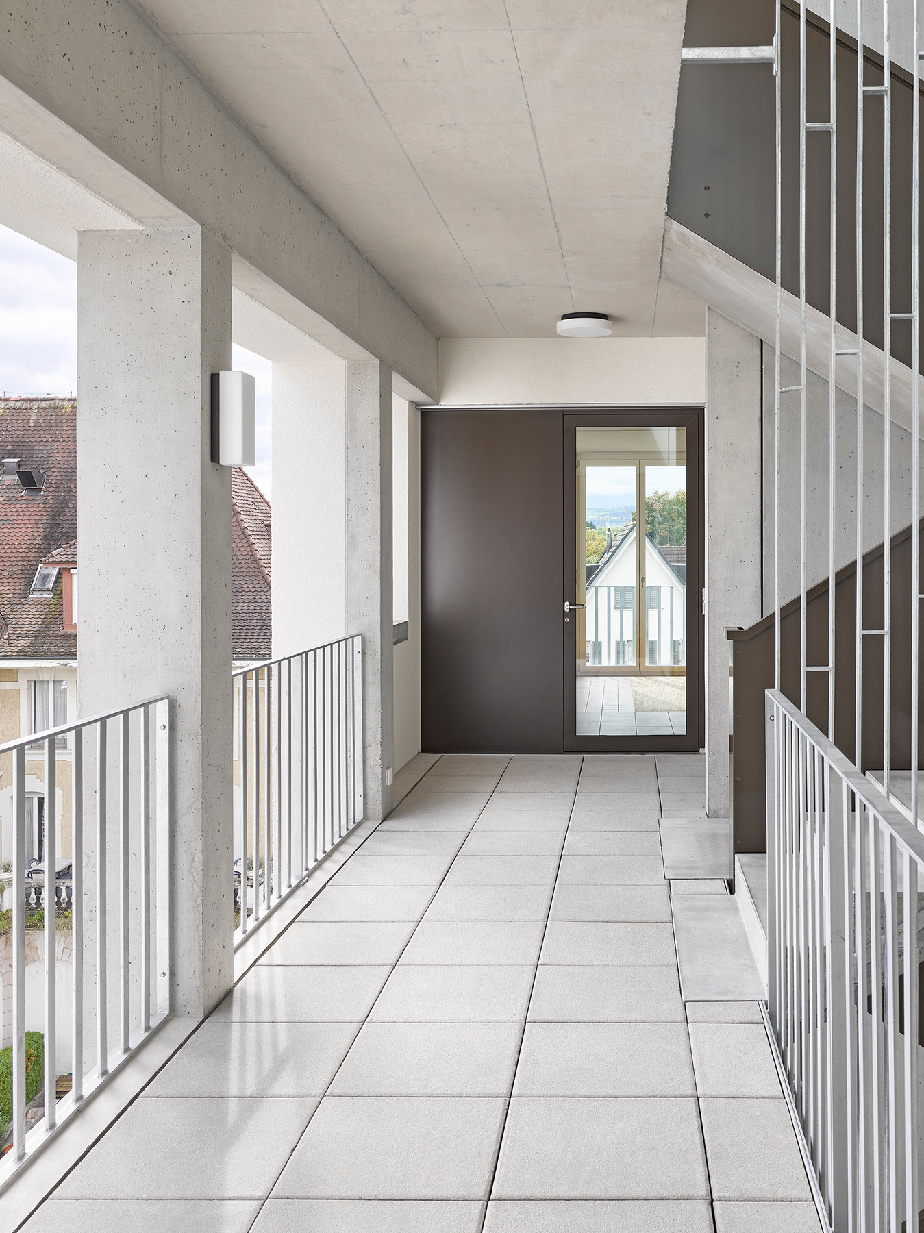 Laubengang im Obergeschoss mit Zugang zu den Wohnungen.