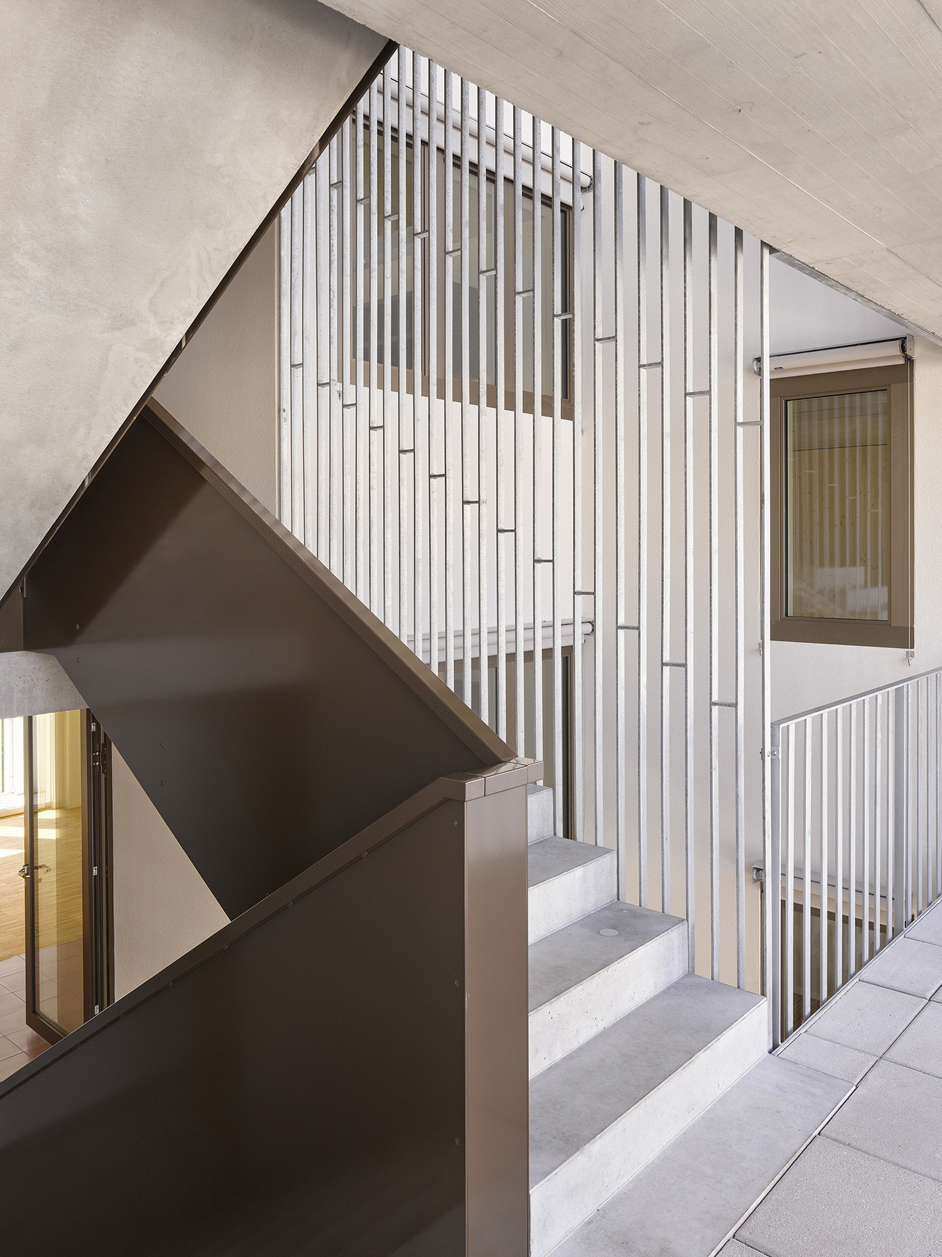 Blick ins offene Treppenhaus auf dem Laubengang mit Lichthof.