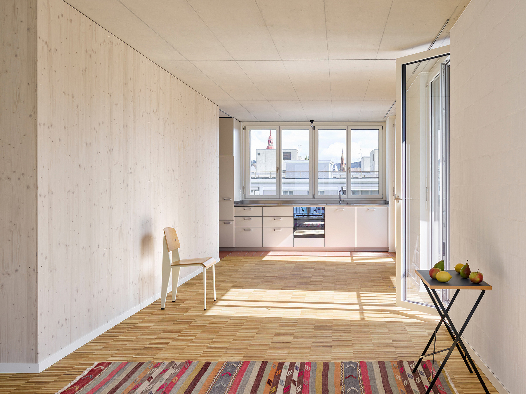 Innenraum mit Holzausbau und Parkettboden.