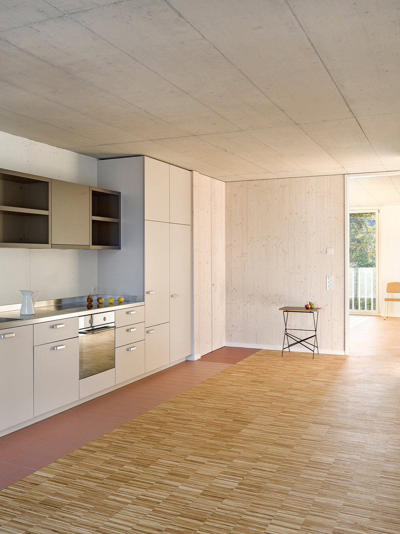 Küche und Essbereich mit direktem Anschluss zum Wohnraum.