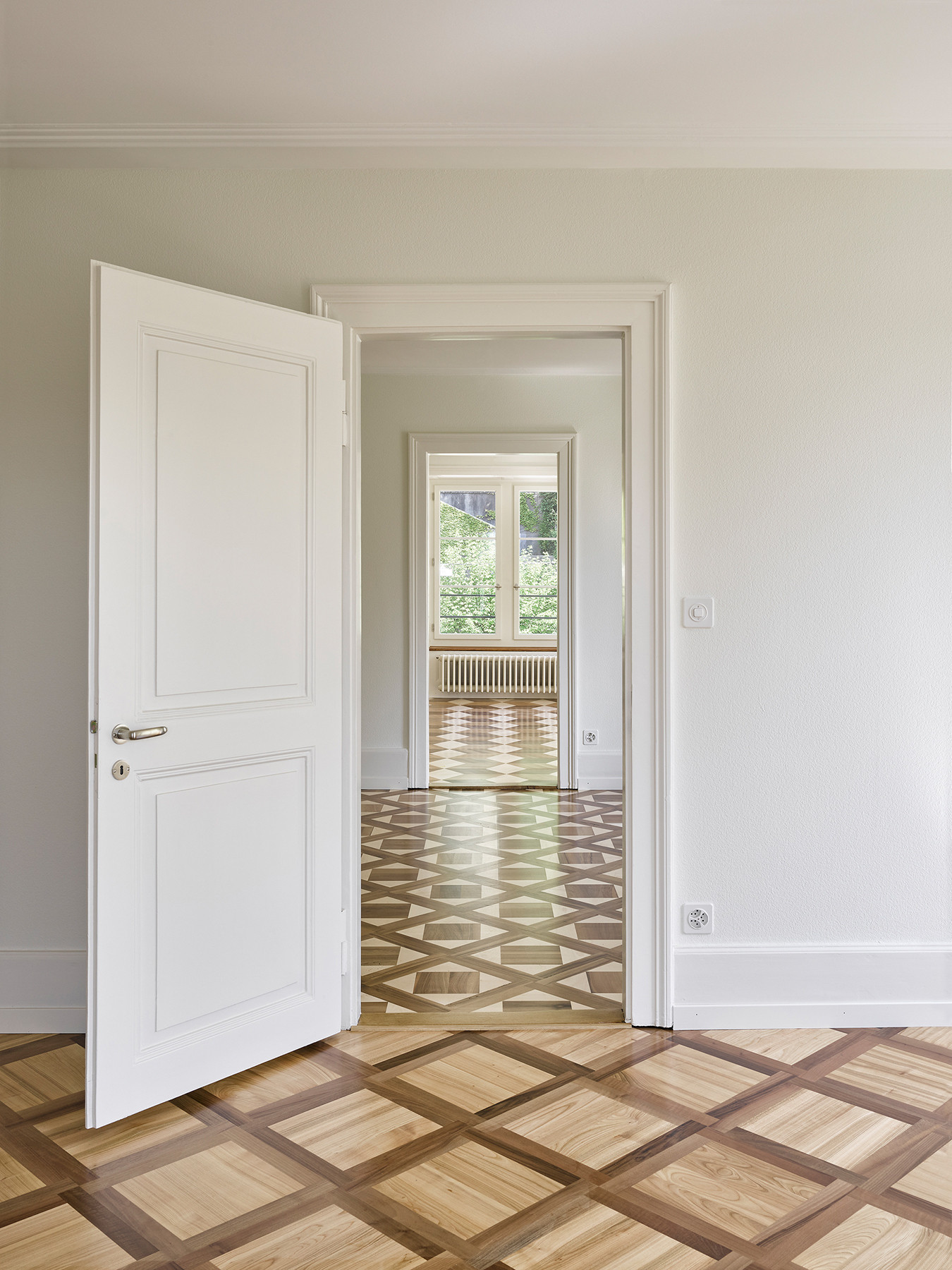 Enfilade durch die Zimmeraufreihung mit historischen Parkettböden