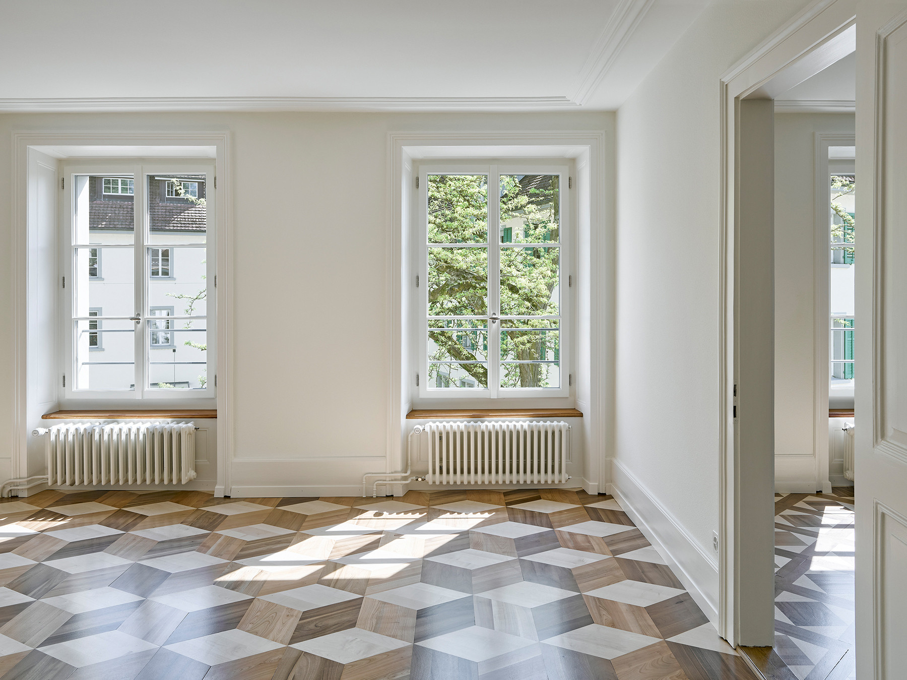 Altbauwohnung mit hellen Räumen, historischen Parkettböden und Sprossenfenstern