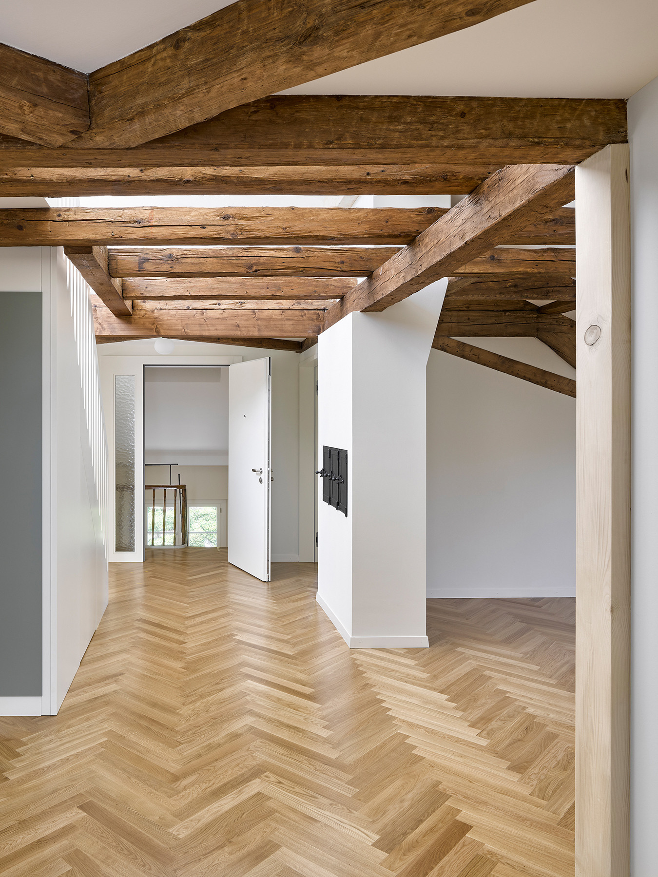 Dachwohnung mit Fischgrätparkett und alten Holzbalken