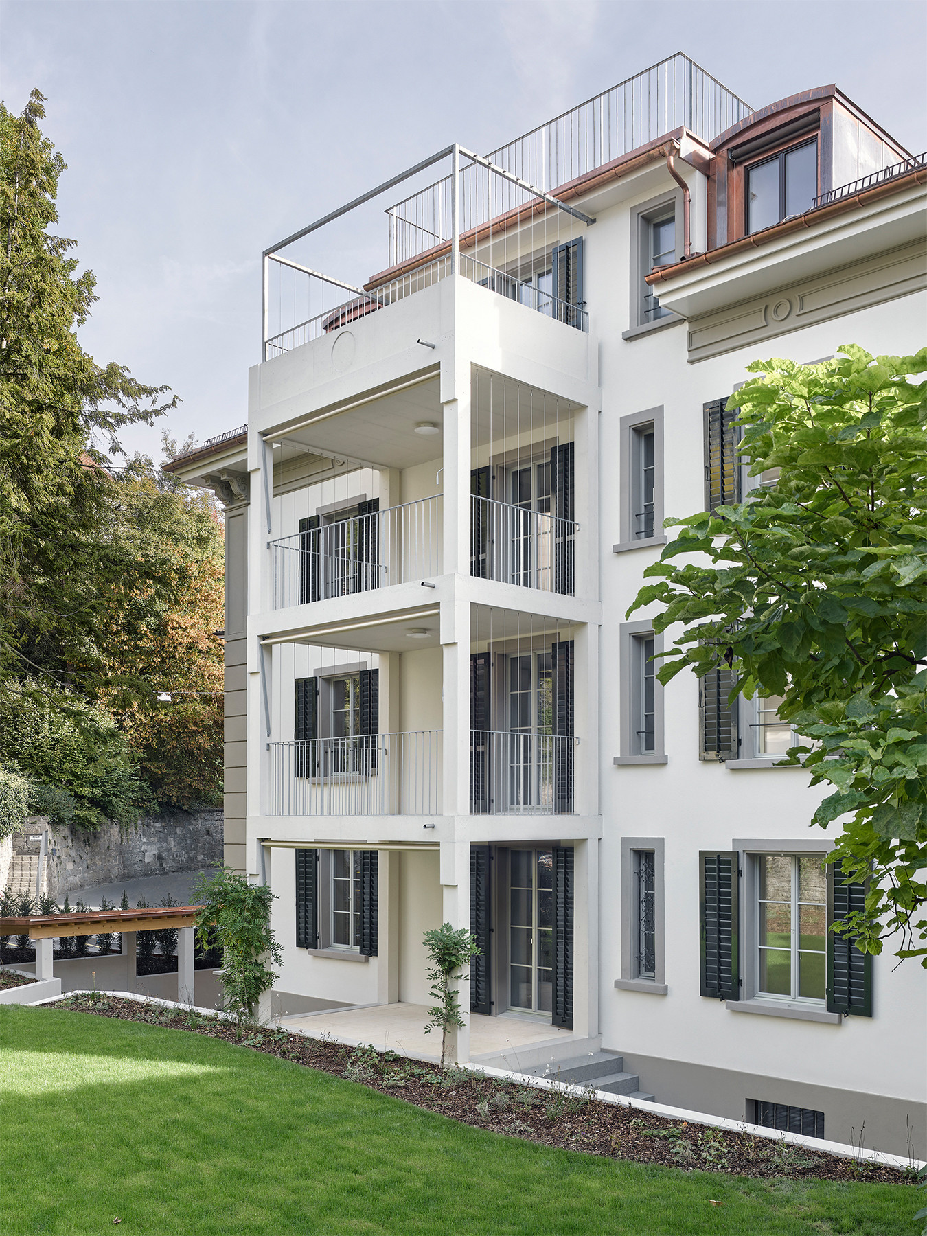 Historisches Altstadthaus mit neu angebautem Balkonturm aus Ortbeton